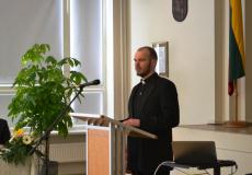 Susirinkusius sveius sveikina Vilniaus v. Juozapo kunig seminarijos rektorius kun. lic. ydrnas Vabuolas