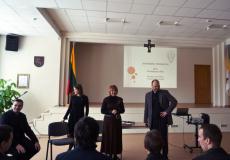 Seminarijos rektorius mons. ydrnas Vabuolas pristato Ateitinink federacijos pirminink Rozvit Vareikien