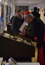 Jo Eminencija kardinolas A. J. Bačkis apžiūrinėja ką tik atidarytą parodą „Katekizmas arba Mokslas kiekvienam krikščioniui privalus