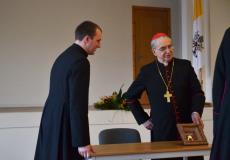 Kardinolas džiaugiasi jam padovanotais raktais nuo seminarijos