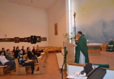 Šv. Mišios seminarijos koplyčioje. Homiliją sako propedeutinio kurso vadovas mons. Vaclav Volodkovič