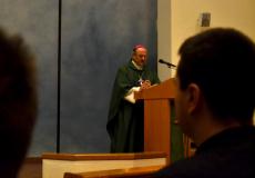 Kaišiadorių vyskupas Jonas Ivanauskas sako homiliją seminarijos bendruomenei